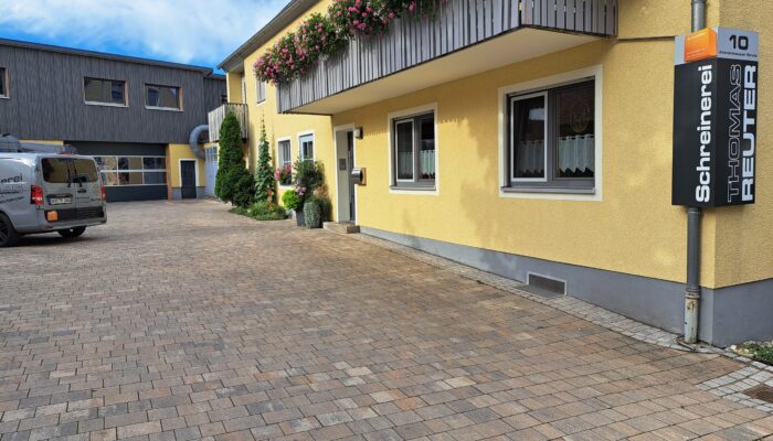 Betriebsgebäude der Schreinerei Thomas Reuter in Petersaurach zwischen Ansbach und Nürnberg bei Neuendettelsau