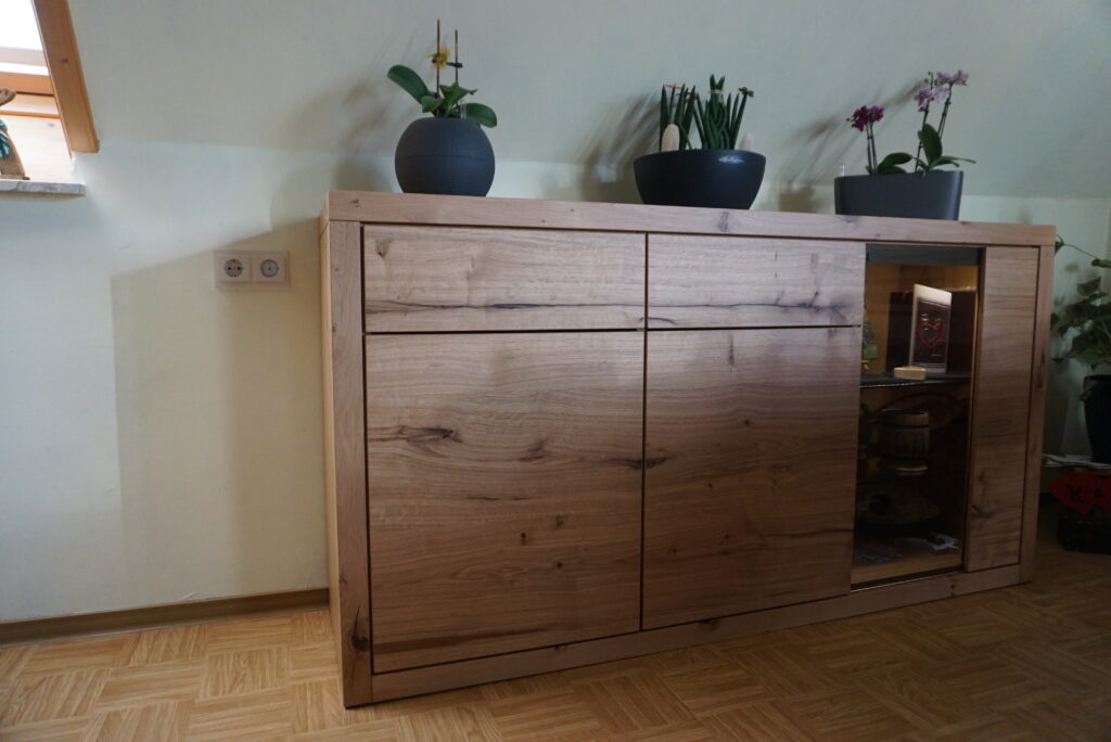 Sideboard und Schrank