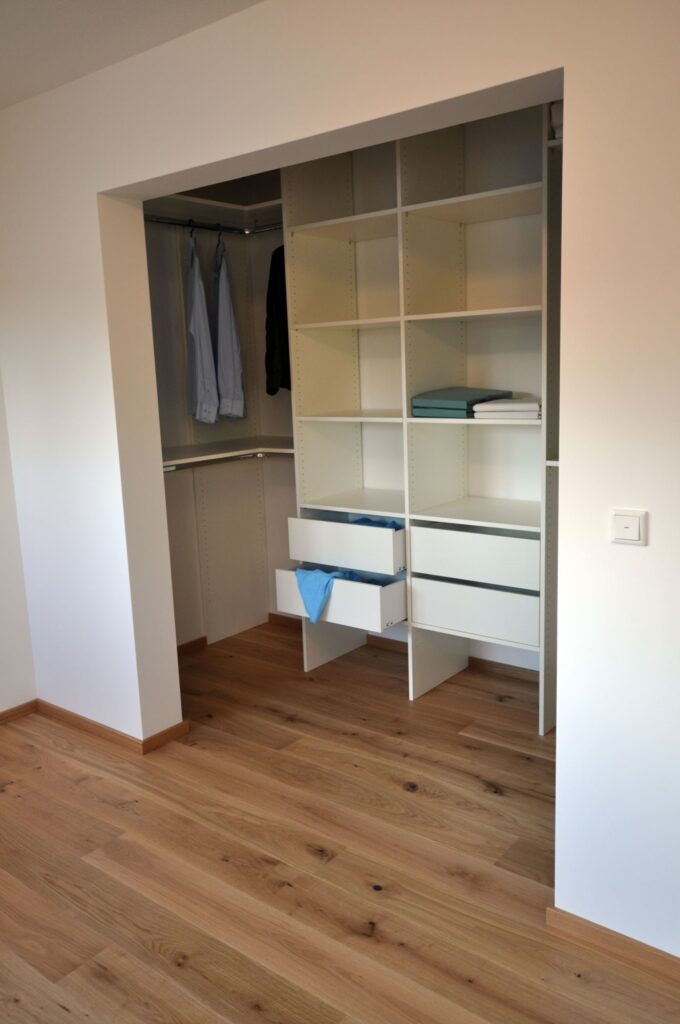 Sideboard und Schrank