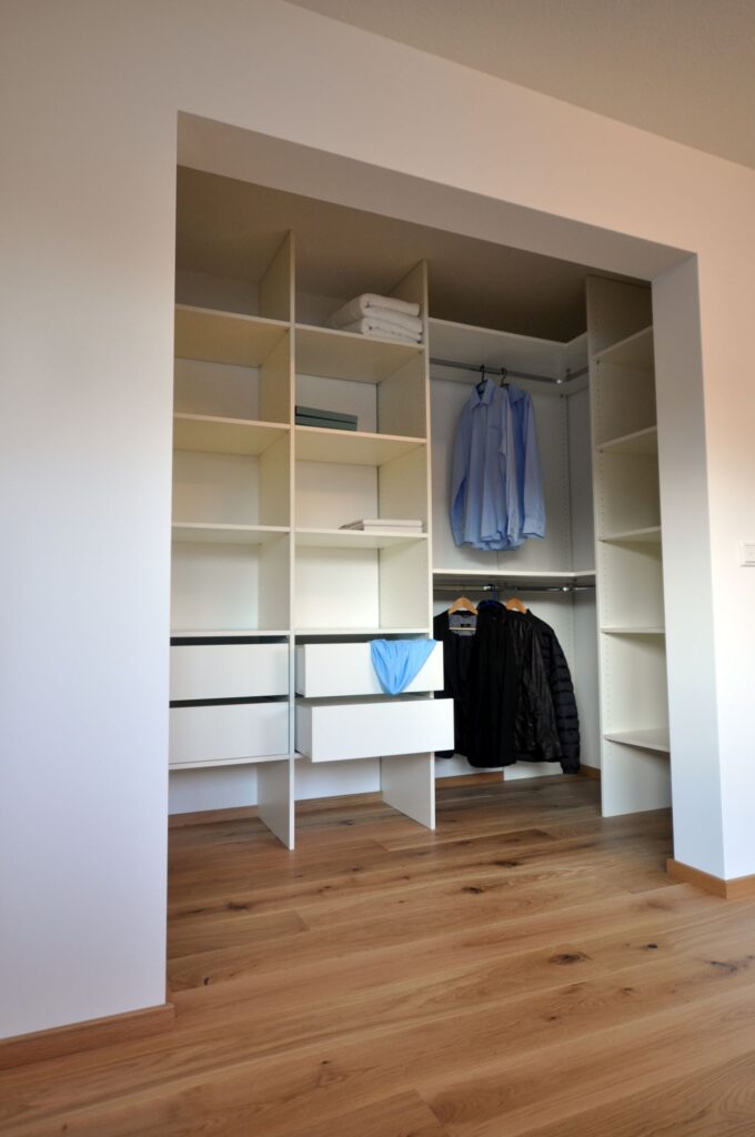 Sideboard und Schrank