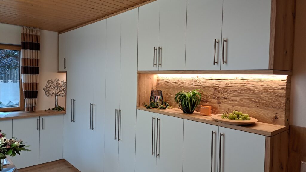 Sideboard und Schrank