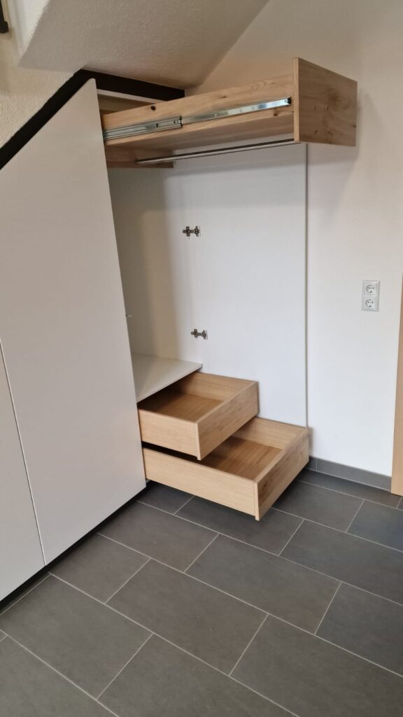 Sideboard und Schrank