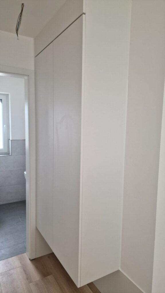 Sideboard und Schrank