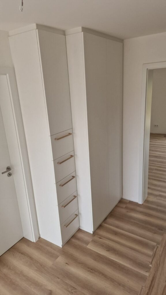 Sideboard und Schrank